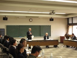 甲斐市総合計画審議会での市長の写真