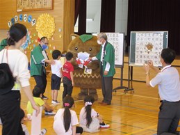 双葉西小学校で漢字ハンカチを児童にプレゼントする市長の写真