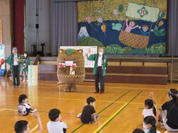 敷島北小学校で児童に漢字ハンカチをプレゼントする市長の写真