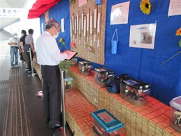 竜王駅で鈴虫の声を聴く甲斐での市長の写真