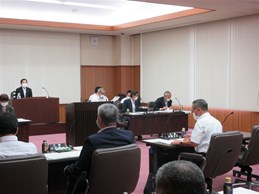 峡北地域広域水道企業団議会定例会での市長の写真