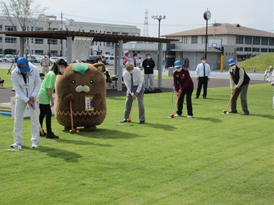 やはた公園芝生広場オープン記念セレモニーでの市長の写真