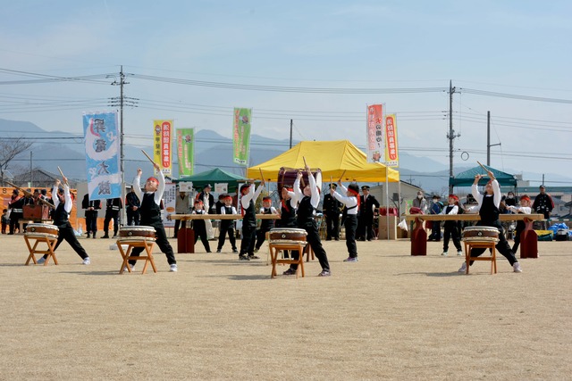 竜王幼稚園園児による和太鼓の演奏の写真