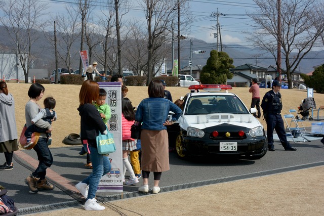 山梨県警による警察車両の展示の写真