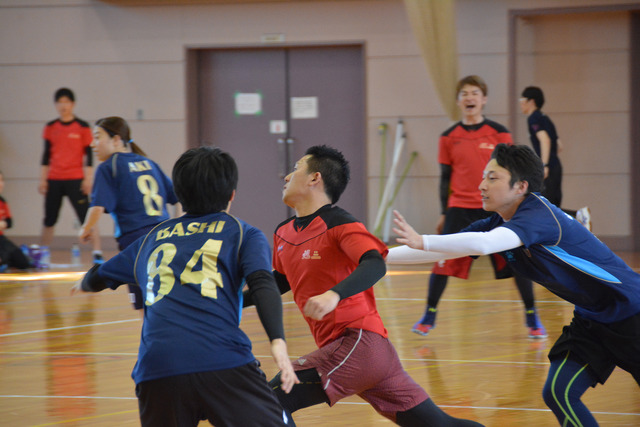 甲斐アスとれの選手が相手チームの選手にタッチされそうになっている写真