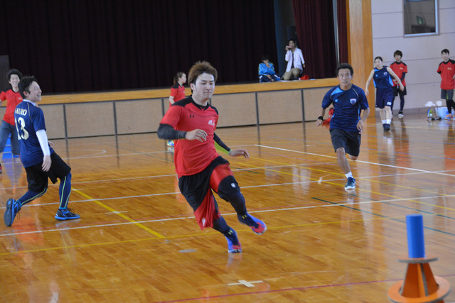 赤いユニフォームが甲斐アスとれと相手チーム相模・湘南ハンターズの選手がコートを走っている写真
