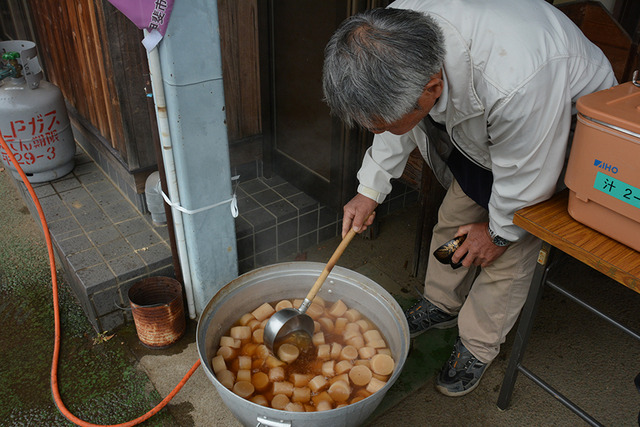 大鍋で大根の煮物を作る男性の写真