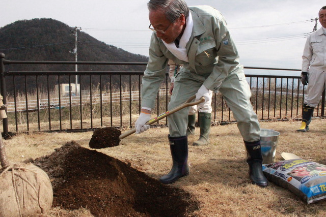 甲斐市長 保坂 武は植樹をしている写真