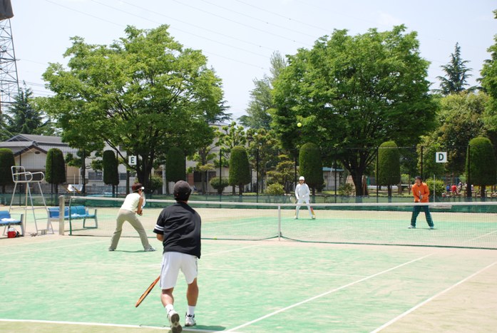 テニスを楽しむ人々の写真