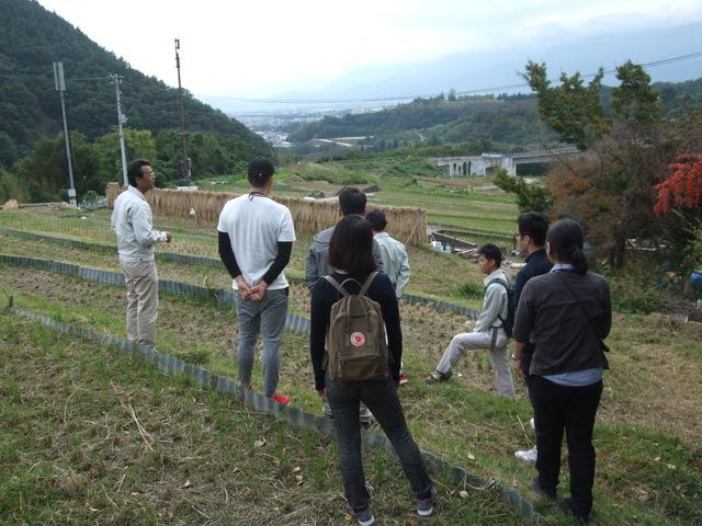 畑に立っている人々の写真