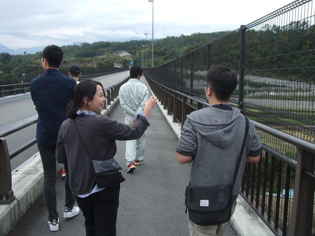 話しながら橋を渡っている写真