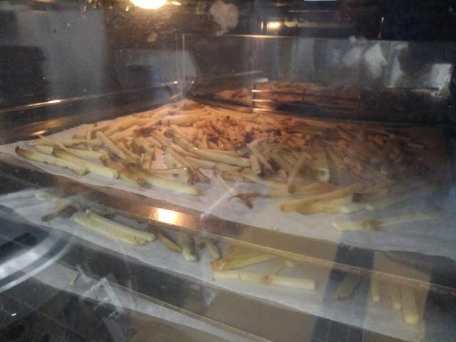 オーブンでサツマイモを焼いている写真