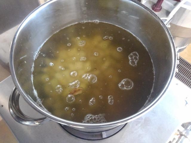 鍋でサツマイモを調理している写真