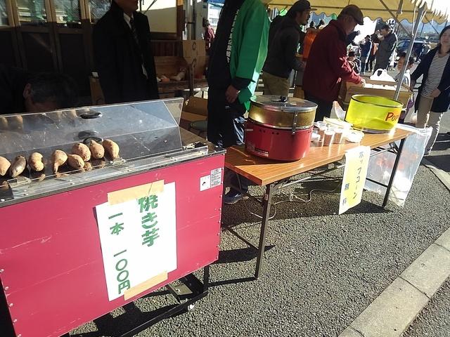 焼き芋とポップコーンの売り場の写真