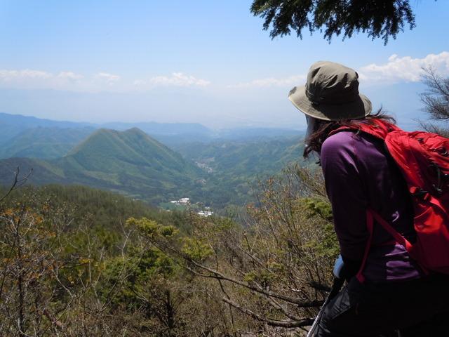 (写真)山頂から景色を見る登山者