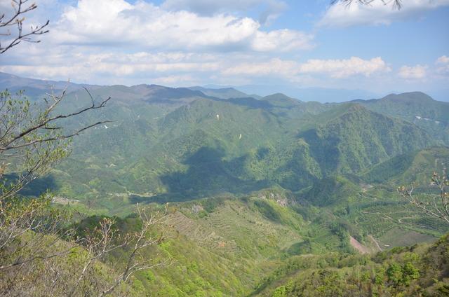 (写真)山頂から見える隣の山々(1枚目)