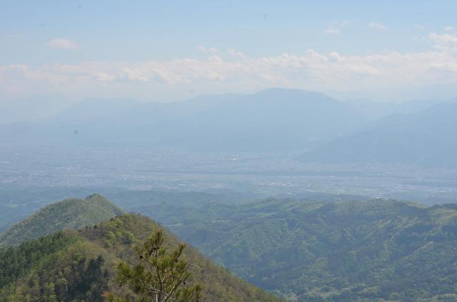 (写真)山頂から見える隣の山々(2枚目)