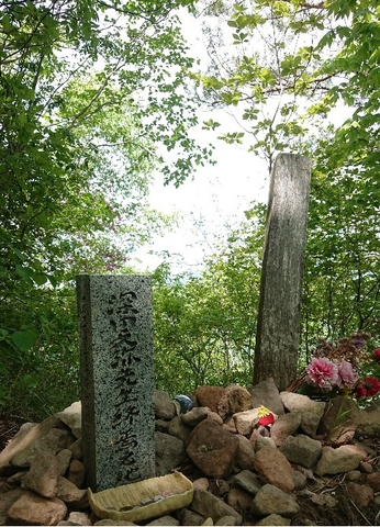 (写真)登山道にある石碑