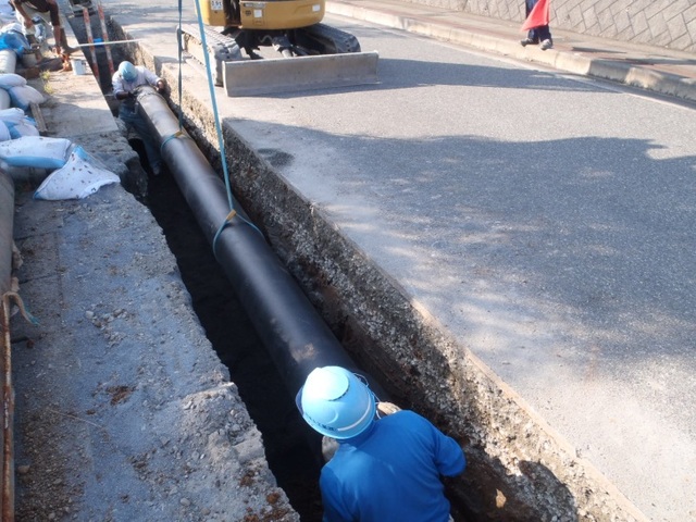 水道管を耐震化する工事を行っている写真