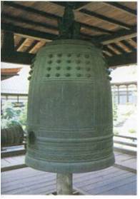 慈照寺鐘楼に懸けられている梵鐘の写真