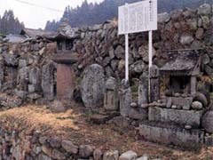 集落の入口の道路沿いに祀られた上福沢の道祖神場の写真