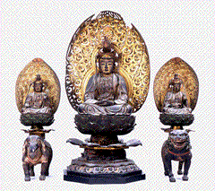木造の釈迦如来、その両脇に文殊菩薩、普賢菩薩の三尊像の写真