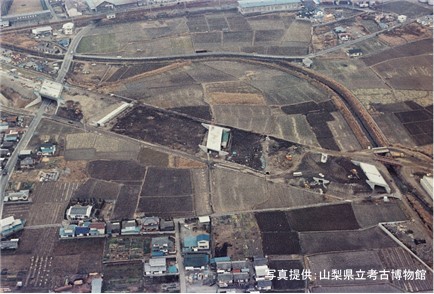 金の尾遺跡を空から撮影した写真