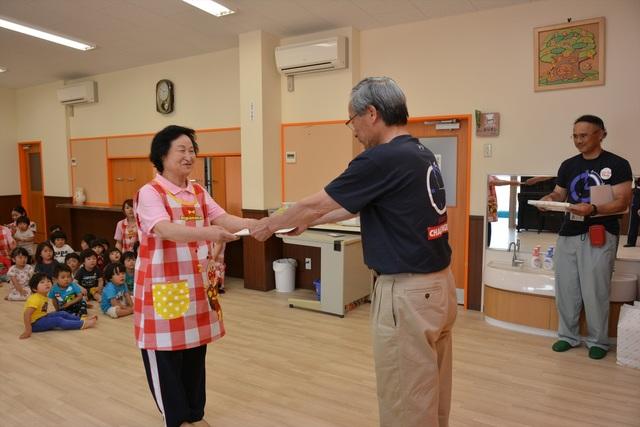 (写真)市長から表彰を受ける社会福祉法人四つ葉福祉会クローバー保育園の女性