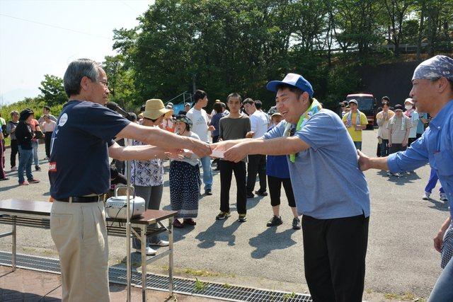 (写真)市長から表彰を受ける社会福祉法人三井福祉会ワーキングスペース大地の男性
