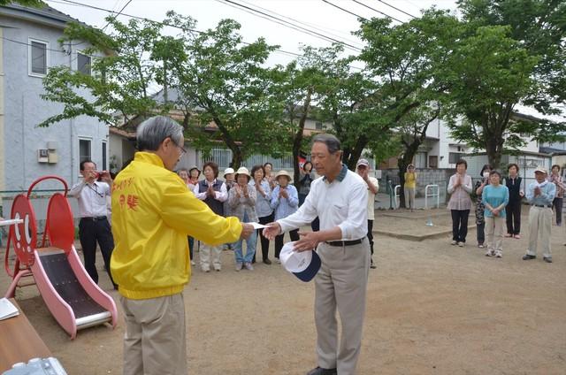 ( 写真)市長から表彰を受ける高原団地老人クラブの男性