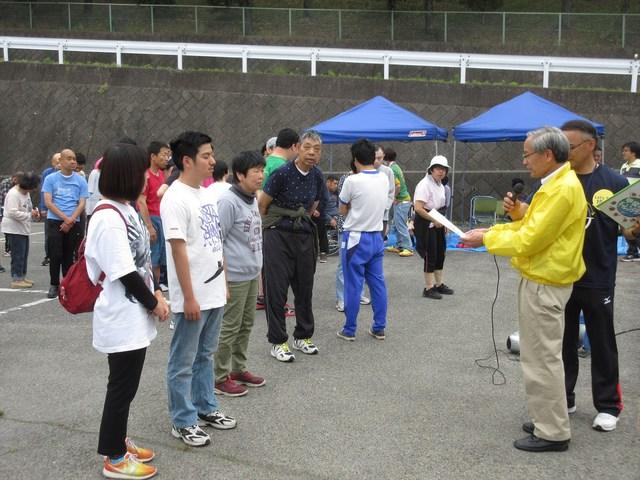 (写真)市長から表彰を受ける社会福祉法人三井福祉会サポートはうすAndanteの人々