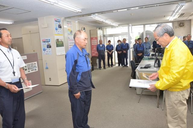 (写真)市長から表彰を受ける東電物流株式会社山梨支社の社員