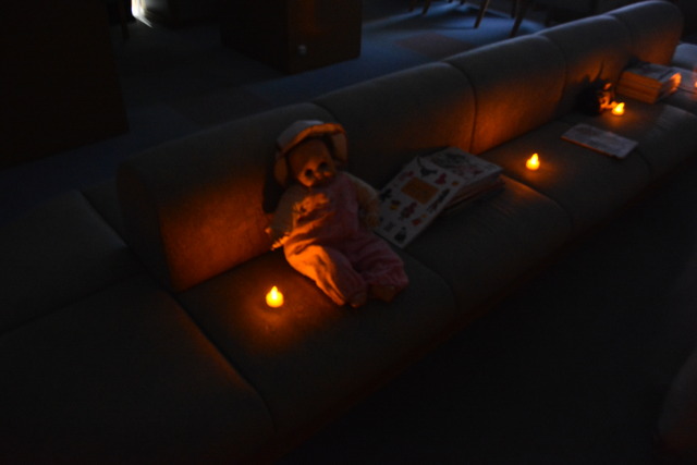 暗がりのソファーに赤ちゃんの人形がある、きもだめしの様子の写真2