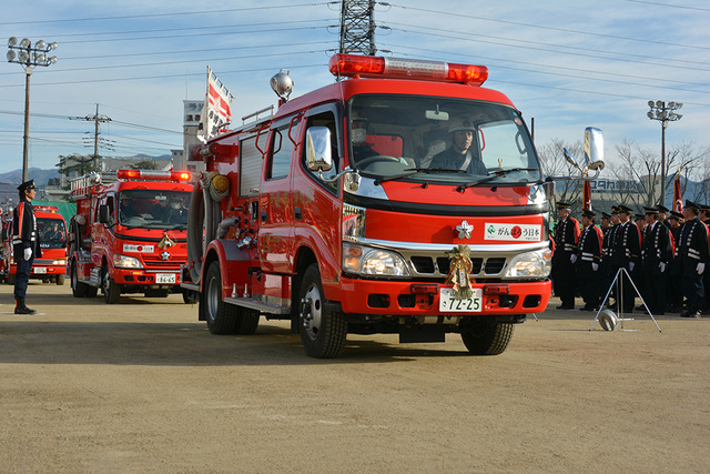 甲斐市消防団出初式にて消防車が順に入場している写真