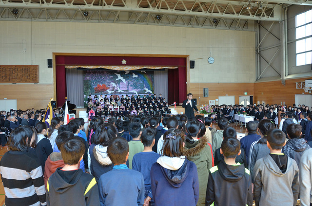 在校生が卒業生に向けて合唱を披露する写真