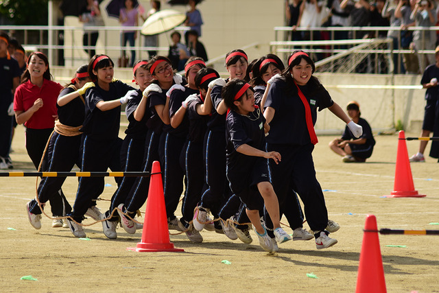 女子生徒たちが、ムカデ競争をしている様子の写真