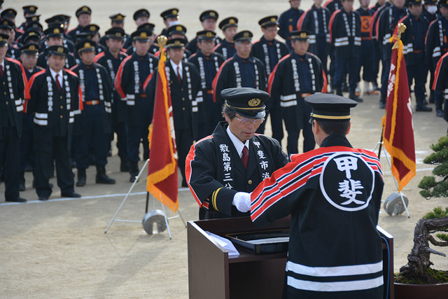 甲斐市消防団出初式にて職員が表彰されている写真