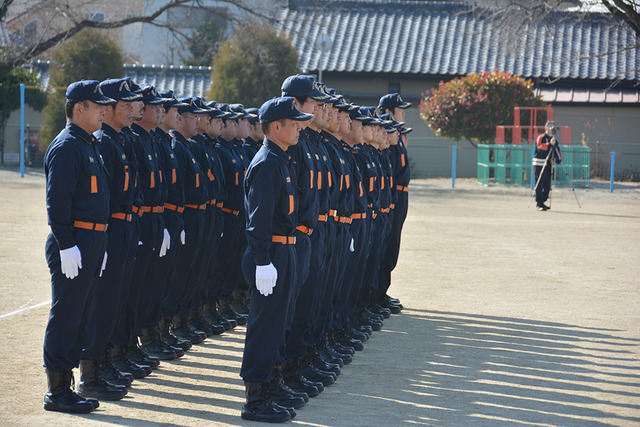 甲斐市消防団出初式にて礼式訓練の写真