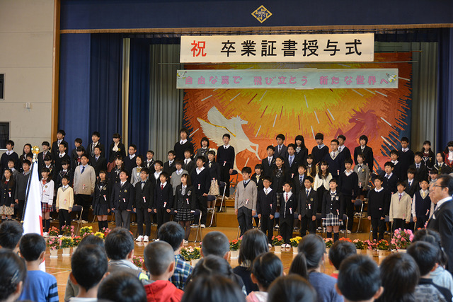 敷島小学校卒業式で卒業生がステージに並んでいる写真