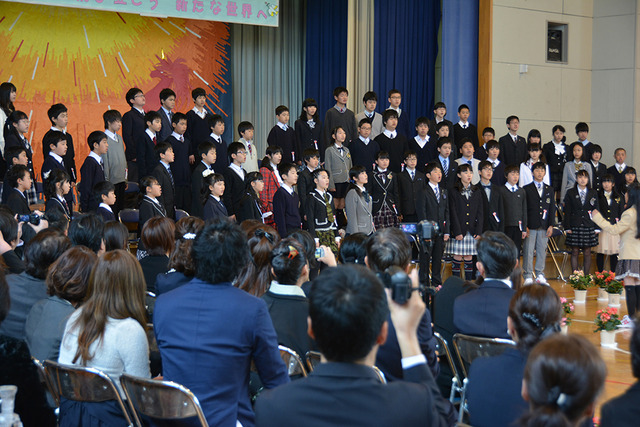 (写真)卒業生がステージで合唱を披露する様子