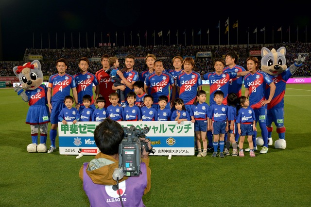 松島保育園児はと選手たちが記念撮影をしている様子の写真