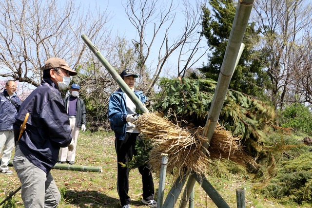 宇津谷地区の高台での狼煙リレーの様子の写真