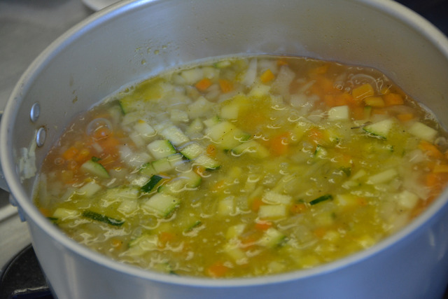たっぷりの野菜が入ったスープを煮込んでいる写真