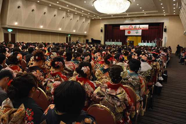 甲斐市成人式の会場様子の写真