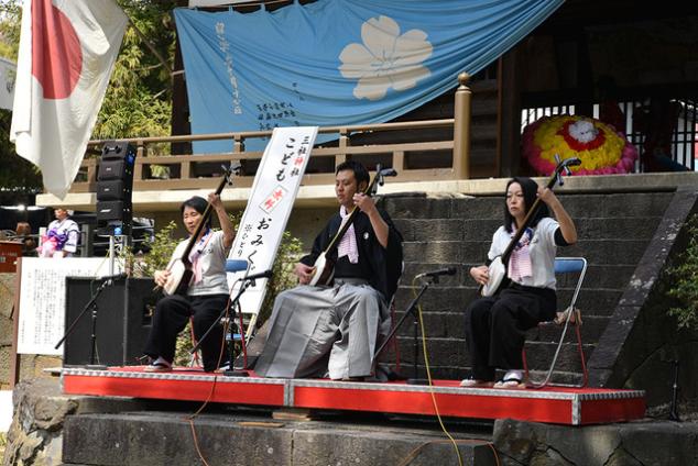 津軽三味線演奏をしている様子の写真
