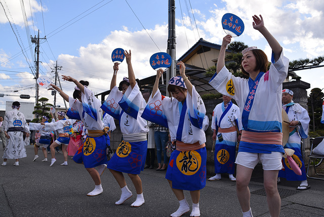 みゆきソコダイ踊りを踊っている様子の写真