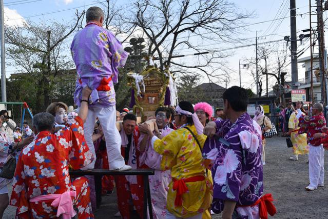 竜王の神輿が地域を練り歩く様子の写真