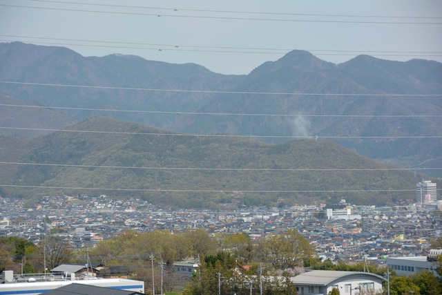 (写真)ドラゴンパーク展望塔からの甲府市湯村山の狼煙