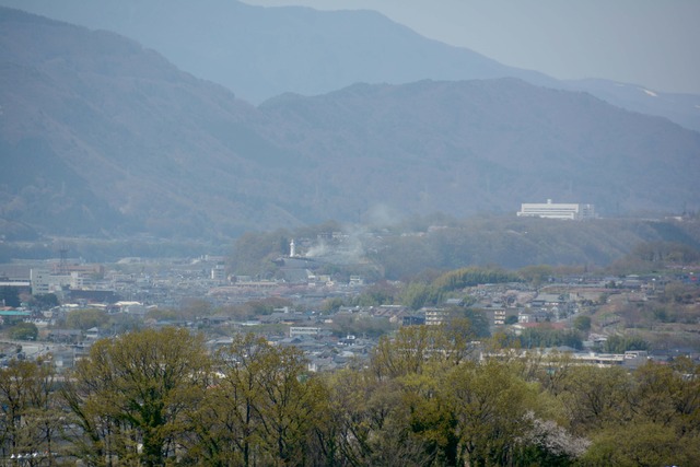 ドラゴンパーク展望塔展望フロアから撮影した韮崎市の狼煙