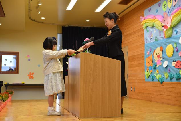 園長から、卒園証書を受け取る園児の写真